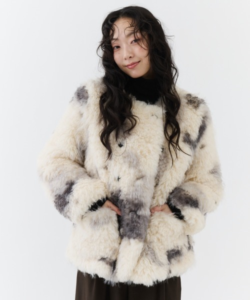 NUJOH(ヌゾ)の「Fuzzy Nuance Faux Fur Jacket / ファジーニュアンスフェイクファージャケット(ノーカラージャケット・レディース・ベージュ/グレー・FREE)」の14枚目の写真
