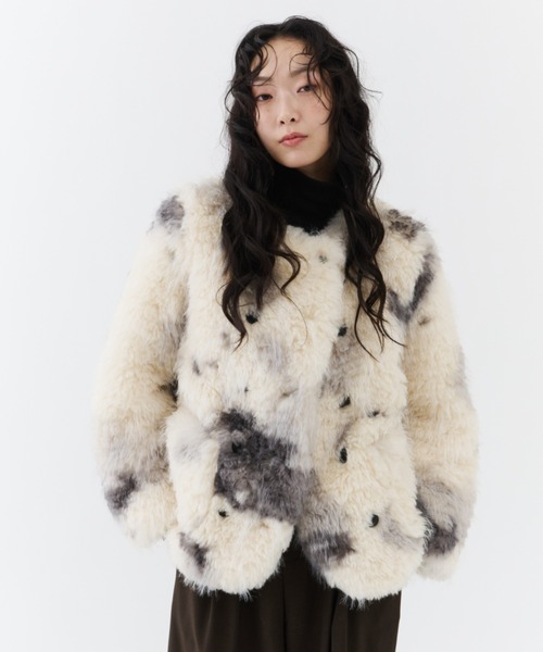 NUJOH(ヌゾ)の「Fuzzy Nuance Faux Fur Jacket / ファジーニュアンスフェイクファージャケット(ノーカラージャケット・レディース・ベージュ/グレー・FREE)」の15枚目の写真