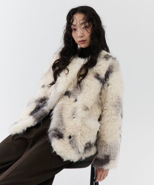 NUJOH(ヌゾ)の「Fuzzy Nuance Faux Fur Jacket / ファジーニュアンスフェイクファージャケット(ノーカラージャケット・レディース・ベージュ/グレー・FREE)」の18枚目の写真