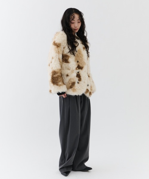 NUJOH(ヌゾ)の「Fuzzy Nuance Faux Fur Jacket / ファジーニュアンスフェイクファージャケット(ノーカラージャケット・レディース・ベージュ/グレー・FREE)」の21枚目の写真