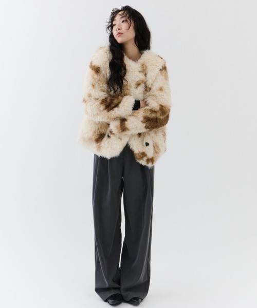 NUJOH(ヌゾ)の「Fuzzy Nuance Faux Fur Jacket / ファジーニュアンスフェイクファージャケット(ノーカラージャケット・レディース・ベージュ/グレー・FREE)」の19枚目の写真