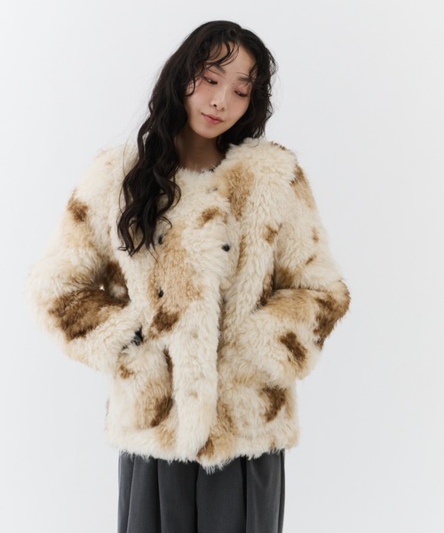 NUJOH(ヌゾ)の「Fuzzy Nuance Faux Fur Jacket / ファジーニュアンスフェイクファージャケット(ノーカラージャケット・レディース・ベージュ/グレー・FREE)」の3枚目の写真