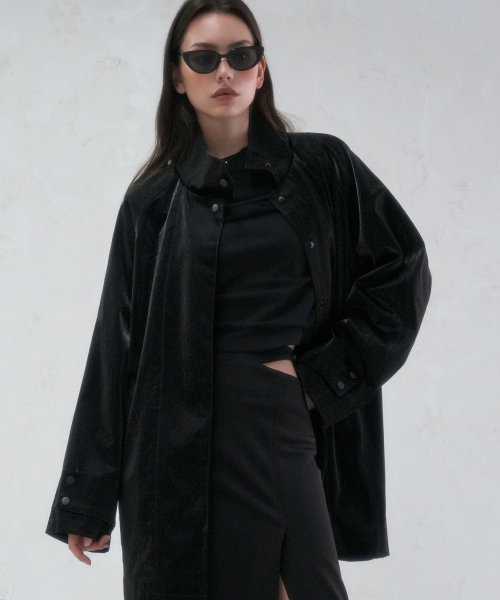 Vivacious(ビバシャス)の「Angti Art Leather McCoat BLACK x WHITE(トレンチコート・レディース・ブラック×ホワイト・FREE)」の2枚目の写真