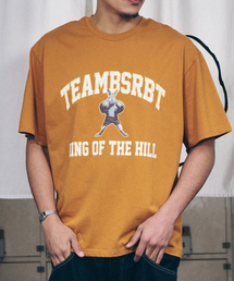 BSRABBIT（ビエスラビット）の「チームB.S.R コス ボクシング ラビット 半袖Tシャツ マスタード（Tシャツ/カットソー）」