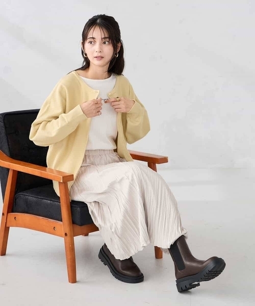 a.v.v（アーヴェヴェ）の「【洗える】フェイクスエードランダムプリーツスカート（スカート・レディース・ブルー/チャコールグレー/ライトピンク/アイボリー・36/38）」の6枚目の写真