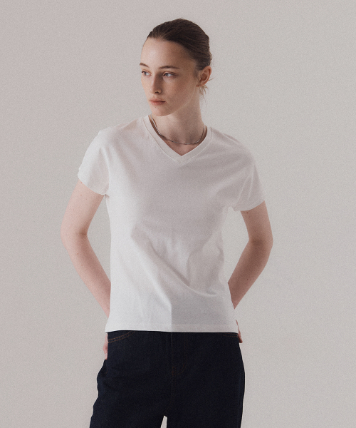 SILN(シルン)の「Contour v-neck t-shirts (WHITE)(Tシャツ/カットソー・レディース・その他・FREE)」の1枚目の写真