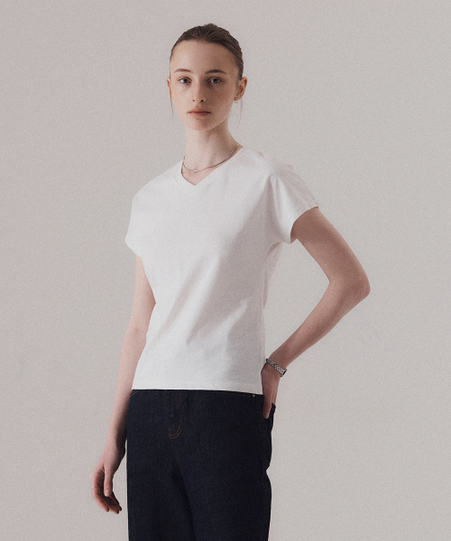 SILN(シルン)の「Contour v-neck t-shirts (WHITE)(Tシャツ/カットソー・レディース・その他・FREE)」の2枚目の写真