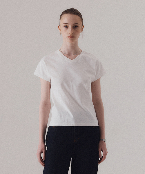 SILN(シルン)の「Contour v-neck t-shirts (WHITE)(Tシャツ/カットソー・レディース・その他・FREE)」の4枚目の写真