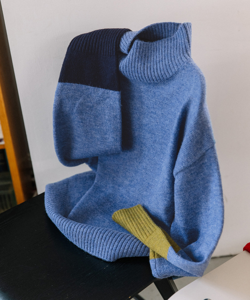 nop de nod(ノップドゥノッド)の「袖口配色ハイネックセーター(ニット/セーター・レディース・ベージュ/グレー/ブルー・M)」の9枚目の写真