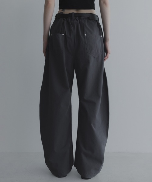 remer（リメール）の「コットンギャバタックカーブパンツ - cotton gabardine tuck curved pants（その他パンツ・メンズ・チャコールグレー/ブラック・LARGE/MEDIUM/SMALL/X-SMALL）」の2枚目の写真