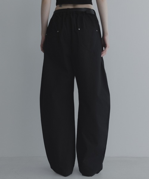 remer（リメール）の「コットンギャバタックカーブパンツ - cotton gabardine tuck curved pants（その他パンツ・メンズ・チャコールグレー/ブラック・LARGE/MEDIUM/SMALL/X-SMALL）」の4枚目の写真