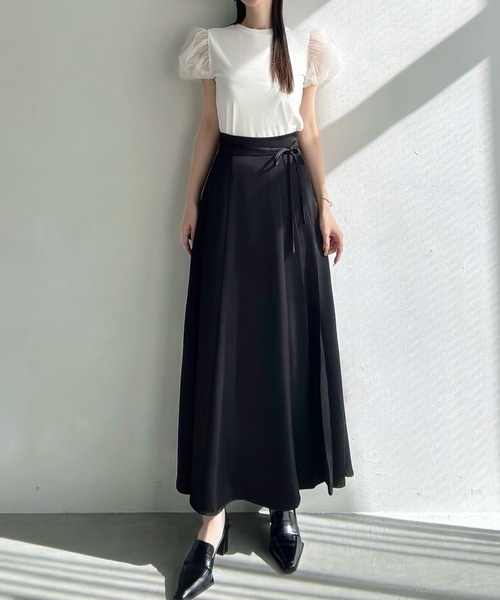 Meiru(メイル)の「ハイウエストサイドプリーツサテンスカート(スカート・レディース・ブラック/アイボリー/チャコール・SMALL/MEDIUM/LARGE)」の5枚目の写真