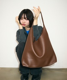 AUREN（オーレン）の「ポーチ付きマニッシュレザートライアングルワンショルダーバッグ/ロゴプレート付き/通勤通学（ショルダーバッグ）」