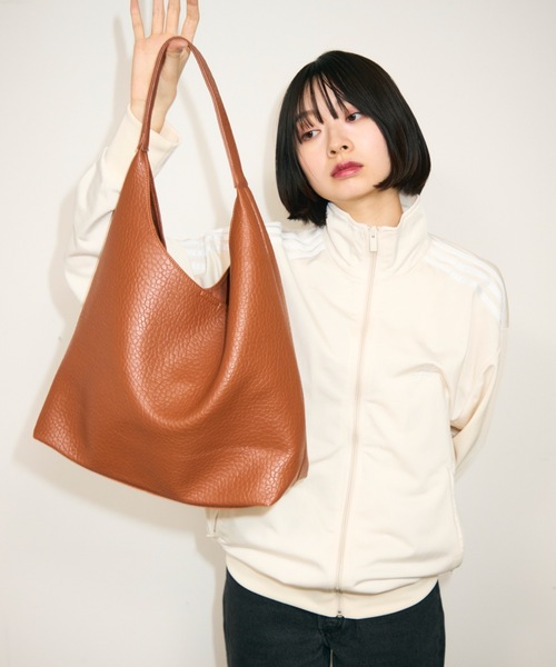 TONER（トナー）の「ポーチ付きマニッシュレザートライアングルワンショルダーバッグ/ロゴプレート付き/通勤通学（ショルダーバッグ・レディース・ダークブラウン/ホワイト/ブラック/ブラウン・FREE）」の4枚目の写真