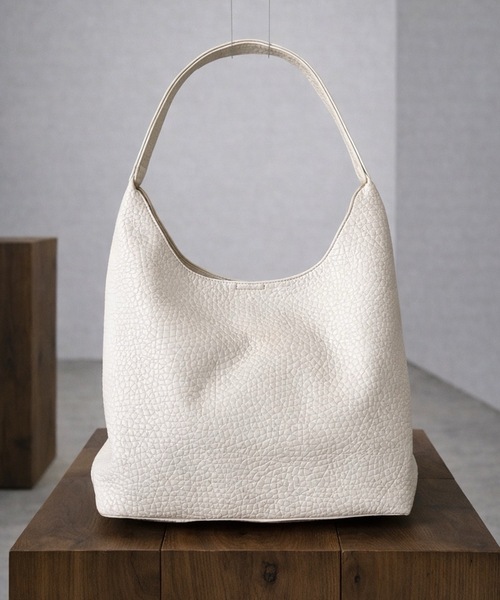 TONER（トナー）の「ポーチ付きマニッシュレザートライアングルワンショルダーバッグ/ロゴプレート付き/通勤通学（ショルダーバッグ・レディース・ダークブラウン/ホワイト/ブラック/ブラウン・FREE）」の2枚目の写真