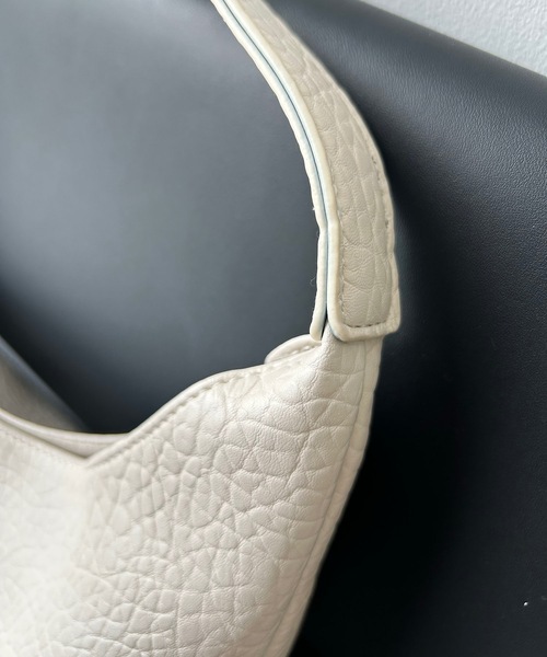 TONER（トナー）の「ポーチ付きマニッシュレザートライアングルワンショルダーバッグ/ロゴプレート付き/通勤通学（ショルダーバッグ・レディース・ダークブラウン/ホワイト/ブラック/ブラウン・FREE）」の7枚目の写真