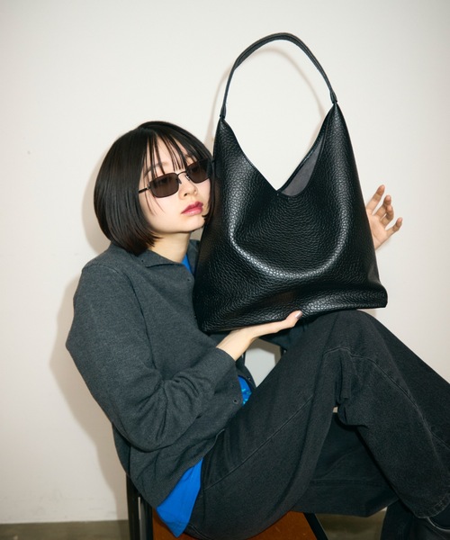 TONER（トナー）の「ポーチ付きマニッシュレザートライアングルワンショルダーバッグ/ロゴプレート付き/通勤通学（ショルダーバッグ・レディース・ダークブラウン/ホワイト/ブラック/ブラウン・FREE）」の10枚目の写真