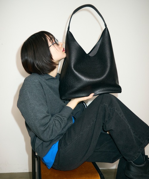 TONER（トナー）の「ポーチ付きマニッシュレザートライアングルワンショルダーバッグ/ロゴプレート付き/通勤通学（ショルダーバッグ・レディース・ダークブラウン/ホワイト/ブラック/ブラウン・FREE）」の12枚目の写真