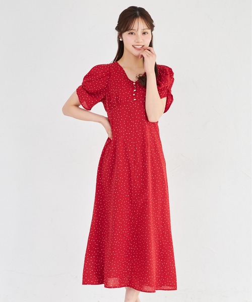 tocco closet（トッコ　クローゼット）の「ハート飾り釦ランダムプチハートプリントワンピース（ワンピース・レディース・レッド/アイボリー・M）」の2枚目の写真