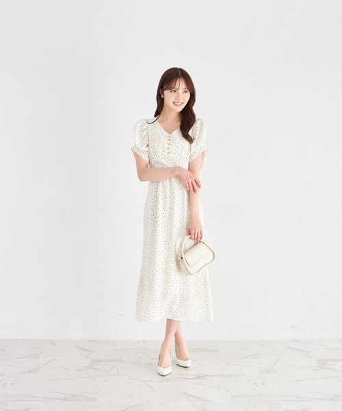 tocco closet（トッコ　クローゼット）の「ハート飾り釦ランダムプチハートプリントワンピース（ワンピース・レディース・レッド/アイボリー・M）」の3枚目の写真