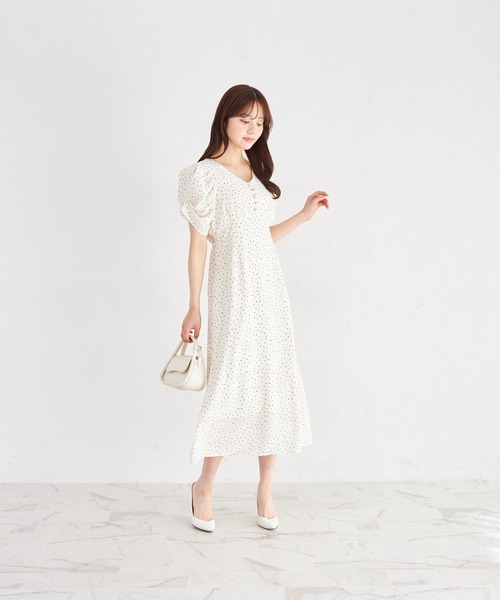 tocco closet（トッコ　クローゼット）の「ハート飾り釦ランダムプチハートプリントワンピース（ワンピース・レディース・レッド/アイボリー・M）」の4枚目の写真