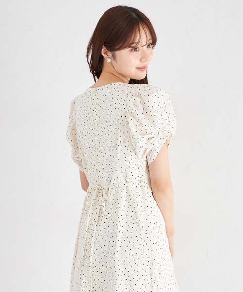 tocco closet（トッコ　クローゼット）の「ハート飾り釦ランダムプチハートプリントワンピース（ワンピース・レディース・レッド/アイボリー・M）」の11枚目の写真