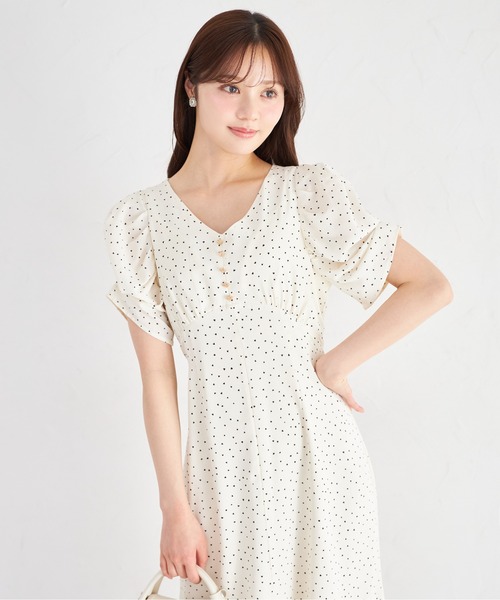 tocco closet（トッコ　クローゼット）の「ハート飾り釦ランダムプチハートプリントワンピース（ワンピース・レディース・レッド/アイボリー・M）」の7枚目の写真