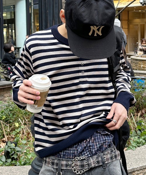 kutir(クティール)の「HENLEY NECK WOOL BLEND STRIPED KNIT/ヘンリーネックウールブレンドボーダーニット(Tシャツ/カットソー・メンズ・ブラック/ネイビー/ボルドー/ブラウン・LARGE/MEDIUM)」の4枚目の写真