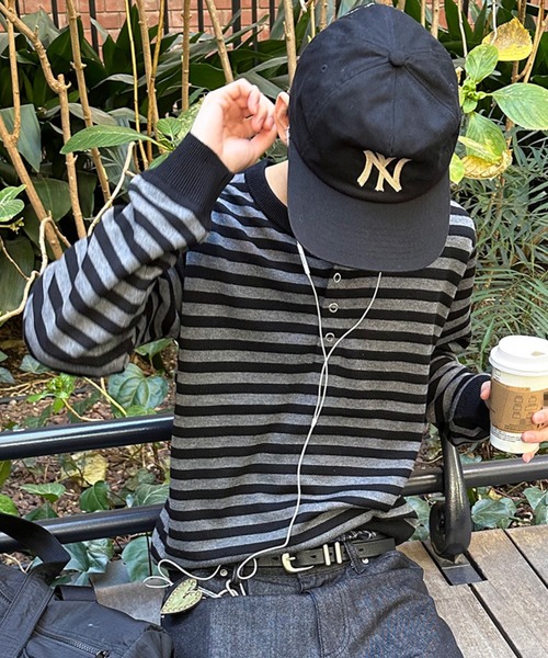 kutir(クティール)の「HENLEY NECK WOOL BLEND STRIPED KNIT/ヘンリーネックウールブレンドボーダーニット(Tシャツ/カットソー・メンズ・ブラック/ネイビー/ボルドー/ブラウン・LARGE/MEDIUM)」の2枚目の写真