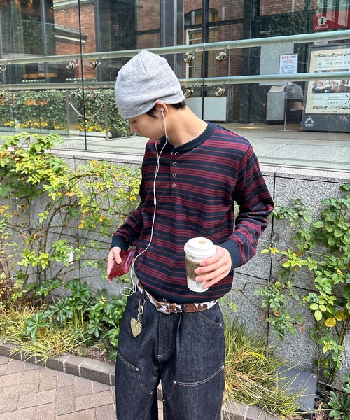 kutir(クティール)の「HENLEY NECK WOOL BLEND STRIPED KNIT/ヘンリーネックウールブレンドボーダーニット(Tシャツ/カットソー・メンズ・ブラック/ネイビー/ボルドー/ブラウン・LARGE/MEDIUM)」の6枚目の写真