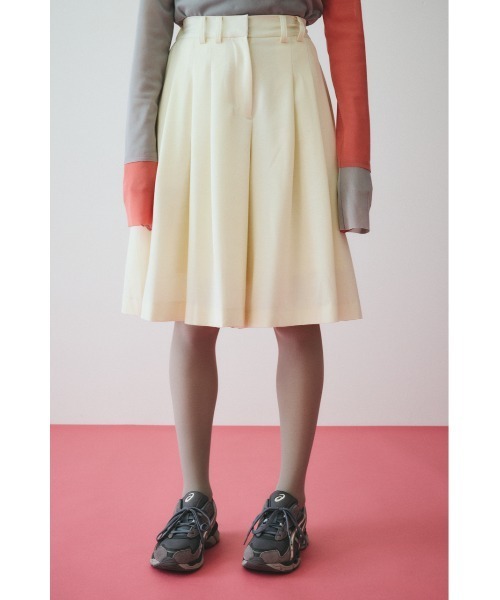 HeRIN.CYE(ヘリンドットサイ)の「Flare half pants フレアハーフパンツ(その他パンツ・レディース・オフホワイト/ブラウン系その他/ブラック・38/36)」の2枚目の写真