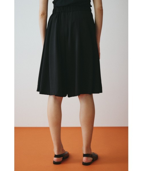 HeRIN.CYE(ヘリンドットサイ)の「Flare half pants フレアハーフパンツ(その他パンツ・レディース・オフホワイト/ブラウン系その他/ブラック・38/36)」の8枚目の写真