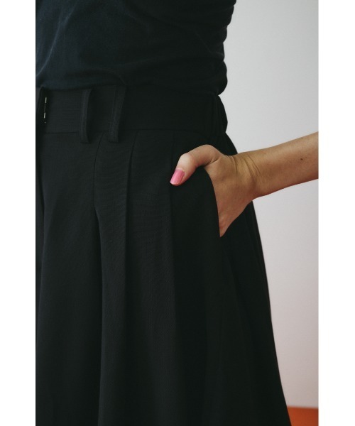 HeRIN.CYE(ヘリンドットサイ)の「Flare half pants フレアハーフパンツ(その他パンツ・レディース・オフホワイト/ブラウン系その他/ブラック・38/36)」の11枚目の写真