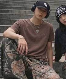 SPINNS（スピンズ）の「短丈ピグメント加工ワンポイント半袖Tシャツ/クロスメタルロゴ（Tシャツ/カットソー）」