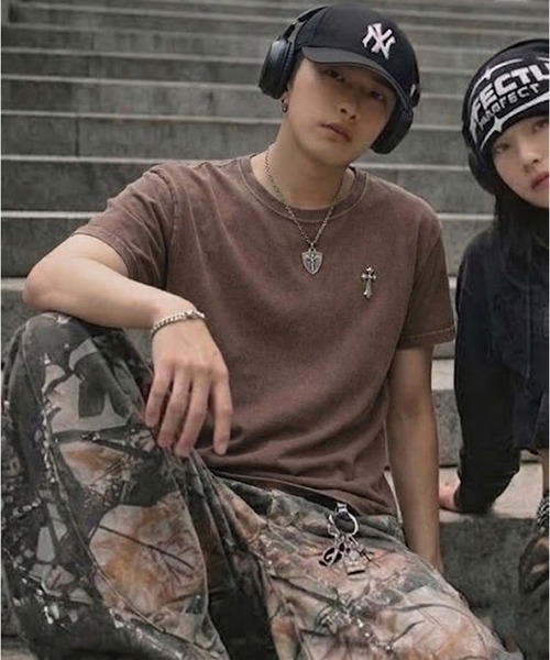 SPINNS（スピンズ）の「短丈ピグメント加工ワンポイント半袖Tシャツ/クロスメタルロゴ（Tシャツ/カットソー・メンズ・ホワイト/ブラック/ブラック系その他/ブラウン系その他/グリーン系その他/ピンク系その他/ウッドランド・ONESIZE）」の4枚目の写真