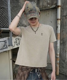 SPINNS（スピンズ）の「短丈ピグメント加工ワンポイント半袖Tシャツ/クロスメタルロゴ（Tシャツ/カットソー）」