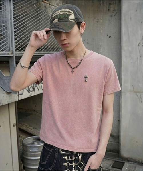 SPINNS（スピンズ）の「短丈ピグメント加工ワンポイント半袖Tシャツ/クロスメタルロゴ（Tシャツ/カットソー・メンズ・ホワイト/ブラック/ブラック系その他/ブラウン系その他/グリーン系その他/ピンク系その他/ウッドランド・ONESIZE）」の6枚目の写真