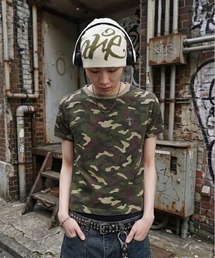 SPINNS（スピンズ）の「短丈ピグメント加工ワンポイント半袖Tシャツ/クロスメタルロゴ（Tシャツ/カットソー）」