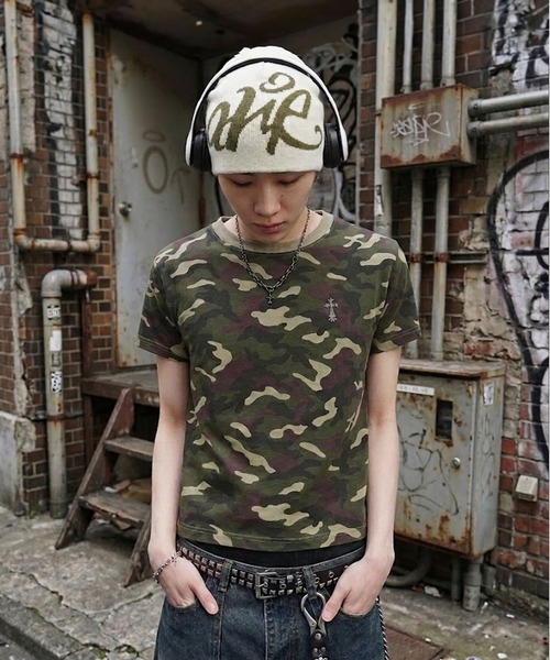 SPINNS（スピンズ）の「短丈ピグメント加工ワンポイント半袖Tシャツ/クロスメタルロゴ（Tシャツ/カットソー・メンズ・ホワイト/ブラック/ブラック系その他/ブラウン系その他/グリーン系その他/ピンク系その他/ウッドランド・ONESIZE）」の7枚目の写真