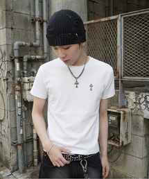 SPINNS（スピンズ）の「短丈ピグメント加工ワンポイント半袖Tシャツ/クロスメタルロゴ（Tシャツ/カットソー）」