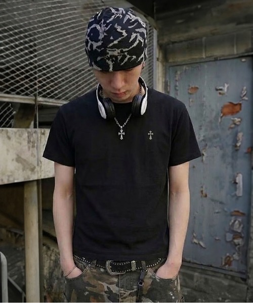 SPINNS（スピンズ）の「短丈ピグメント加工ワンポイント半袖Tシャツ/クロスメタルロゴ（Tシャツ/カットソー・メンズ・ホワイト/ブラック/ブラック系その他/ブラウン系その他/グリーン系その他/ピンク系その他/ウッドランド・ONESIZE）」の3枚目の写真