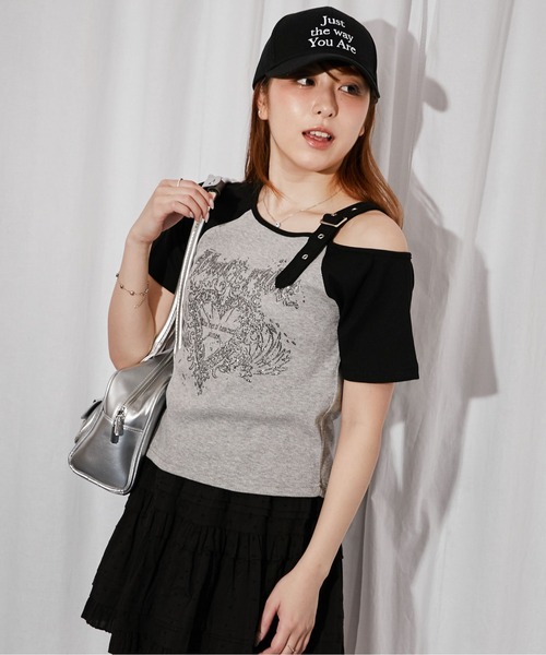 GORGE(ゴージ)の「《ワンショルダー×グラフィック》Tシャツ/ストリート×Y2K/春夏秋/全2色(Tシャツ/カットソー・レディース・オフホワイト/グレー・F)」の6枚目の写真