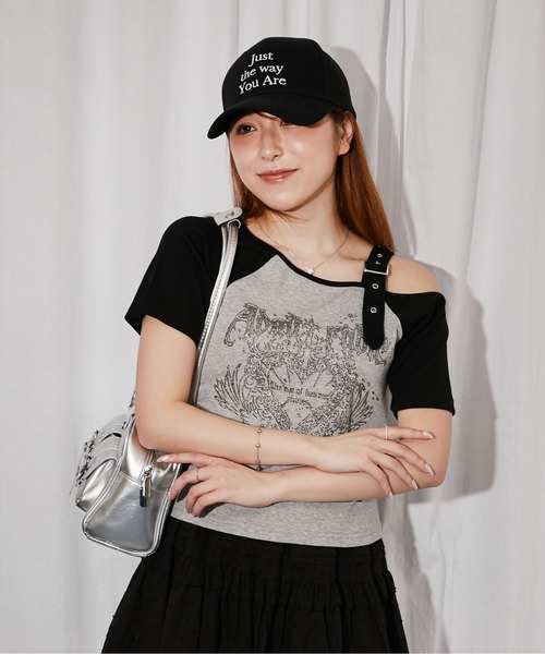 GORGE(ゴージ)の「《ワンショルダー×グラフィック》Tシャツ/ストリート×Y2K/春夏秋/全2色(Tシャツ/カットソー・レディース・オフホワイト/グレー・F)」の5枚目の写真
