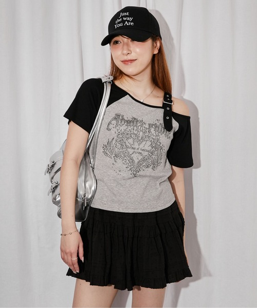 GORGE(ゴージ)の「《ワンショルダー×グラフィック》Tシャツ/ストリート×Y2K/春夏秋/全2色(Tシャツ/カットソー・レディース・オフホワイト/グレー・F)」の4枚目の写真
