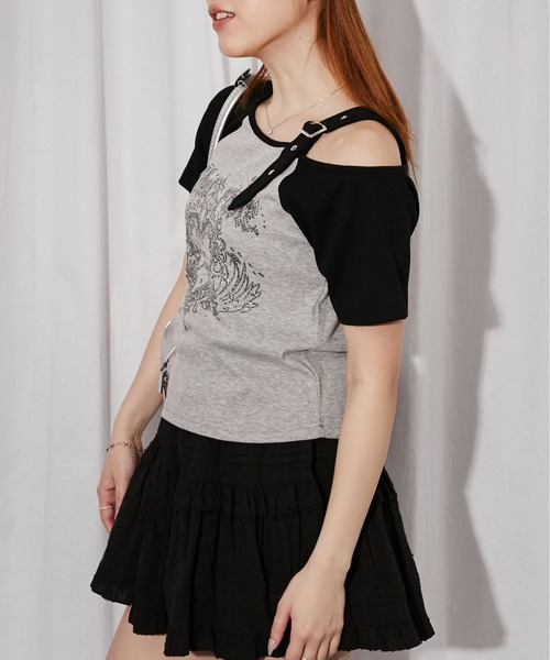 GORGE(ゴージ)の「《ワンショルダー×グラフィック》Tシャツ/ストリート×Y2K/春夏秋/全2色(Tシャツ/カットソー・レディース・オフホワイト/グレー・F)」の3枚目の写真