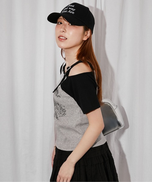 GORGE(ゴージ)の「《ワンショルダー×グラフィック》Tシャツ/ストリート×Y2K/春夏秋/全2色(Tシャツ/カットソー・レディース・オフホワイト/グレー・F)」の18枚目の写真