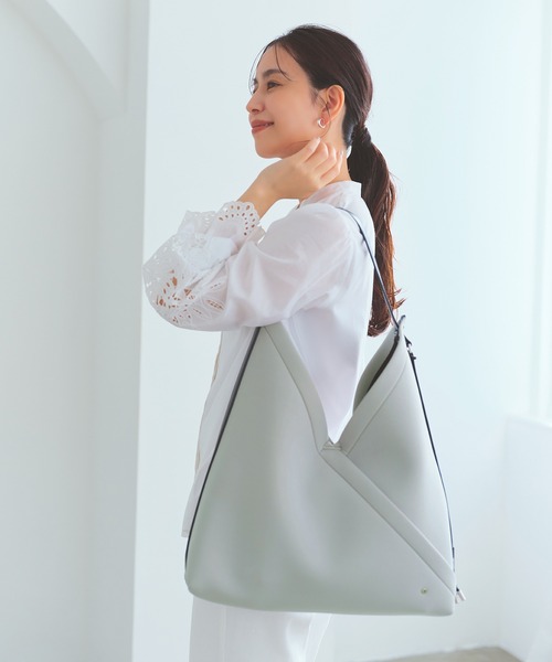 TREASURE TOPKAPI(トレジャートプカピ)の「【TREASURE TOPKAPI】ネオプレン 2way ワンハンドル ショルダーバッグ ポーチ付き(ショルダーバッグ・レディース・ブラック/ライトグレー/クリーム/ネイビー・FREE)」の3枚目の写真