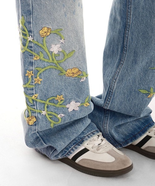 Ressaca(レサーカ)の「ルーズシルエット花柄刺繍ダメージ加工デニムパンツ(デニムパンツ・レディース・ブルー・M/L/XL)」の4枚目の写真