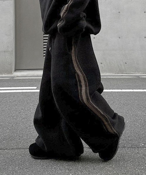 YACA(ヤーカ)の「Side Line Boa Fleece Pants/サイドラインボアフリースパンツ(スウェットパンツ・レディース・ブラック/ライトベージュ・FREE)」の2枚目の写真