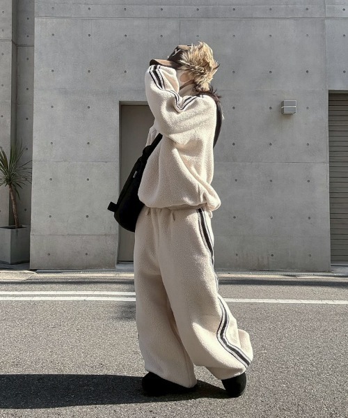 YACA(ヤーカ)の「Side Line Boa Fleece Pants/サイドラインボアフリースパンツ(スウェットパンツ・レディース・ブラック/ライトベージュ・FREE)」の11枚目の写真